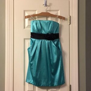 Strapless party dress with POCKETS!